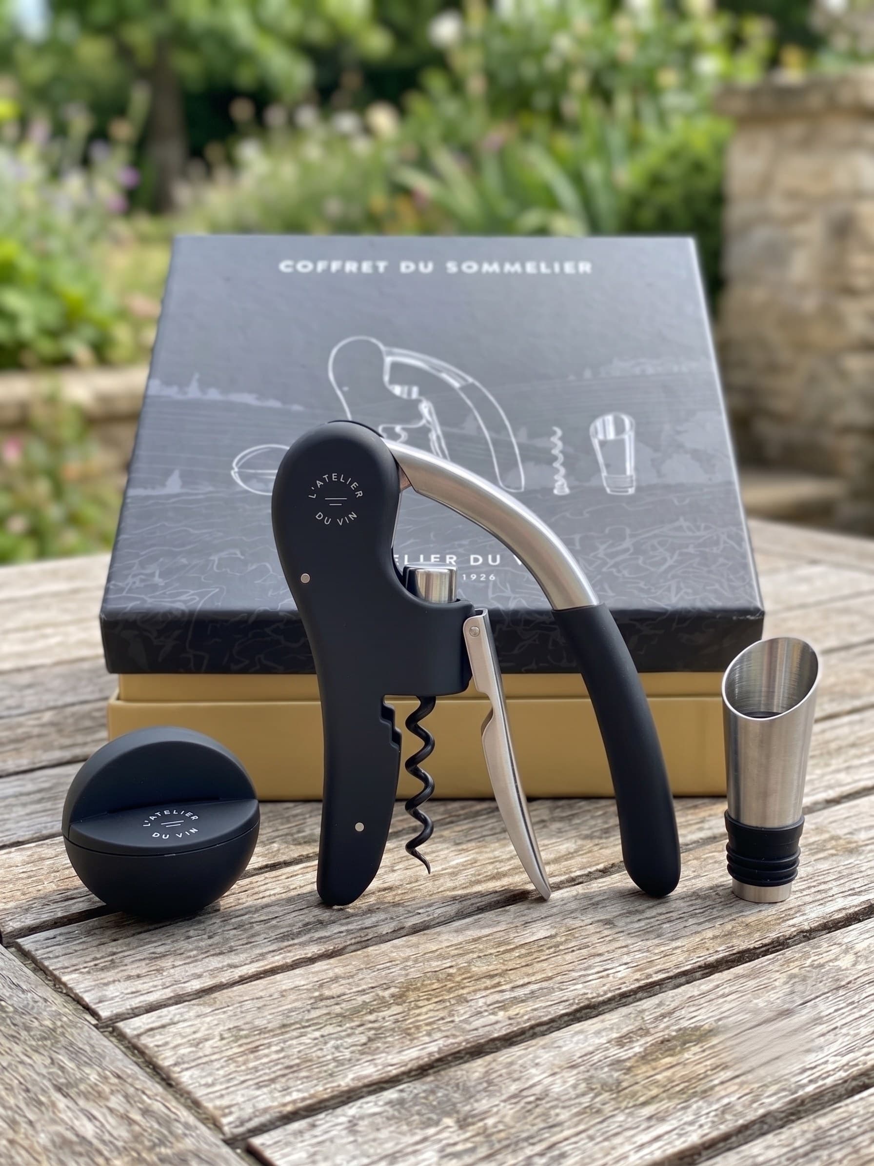 Le coffret du sommelier ouvert, tire-bouchon, bouchon verseur