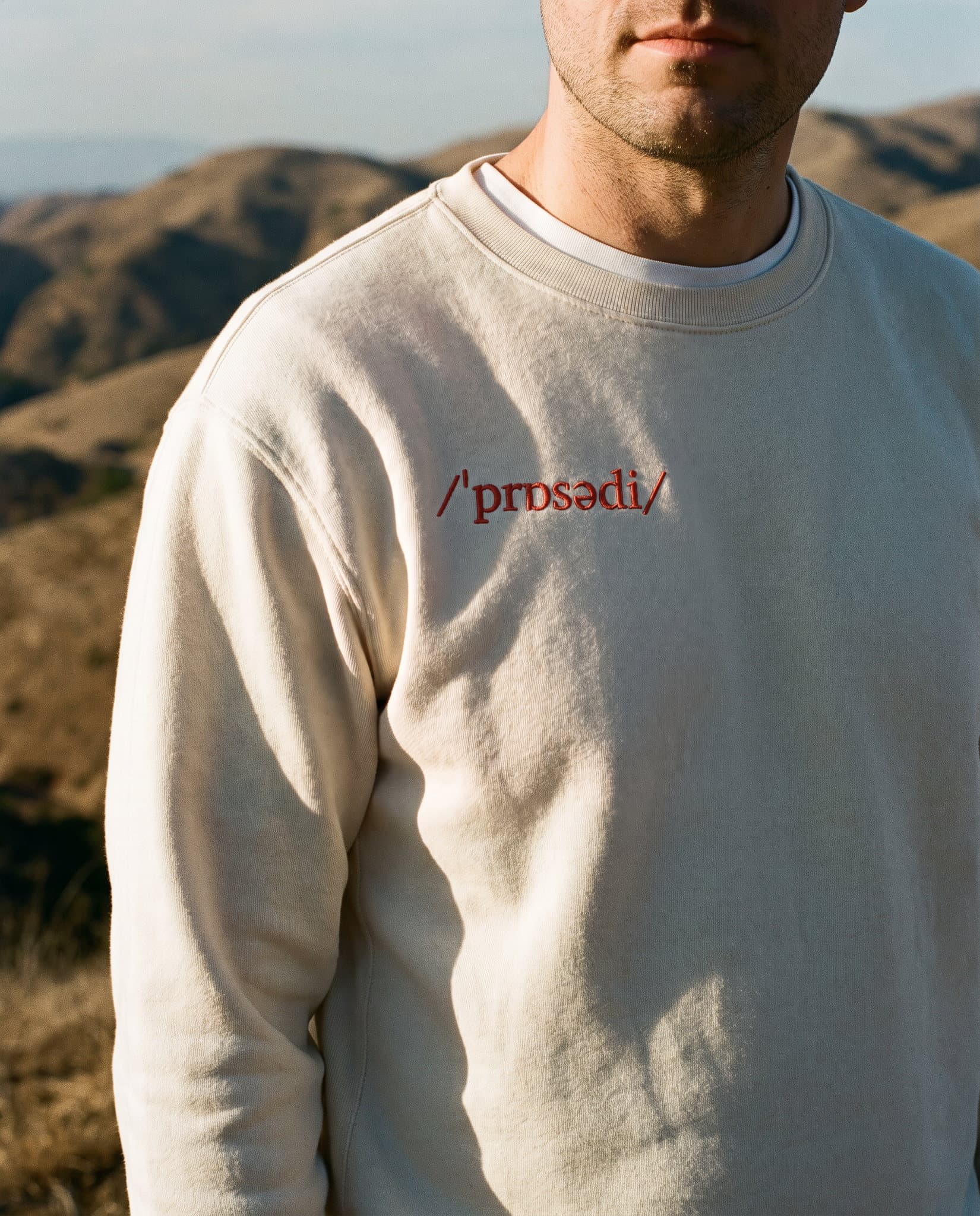 Sweat crème, phonétique brodée en rouge