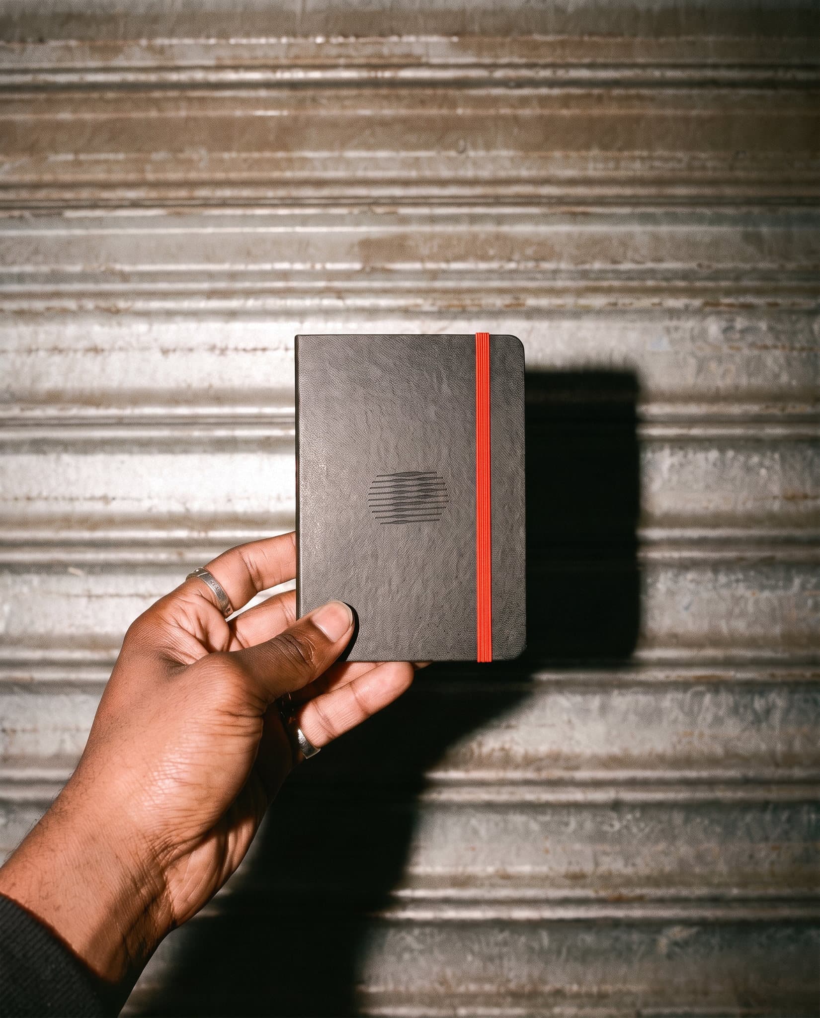 Carnet fermé, monogramme débossé à sec sur la couverture